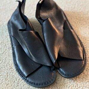 NWOT Born Criss Cross Black Leather Sandals